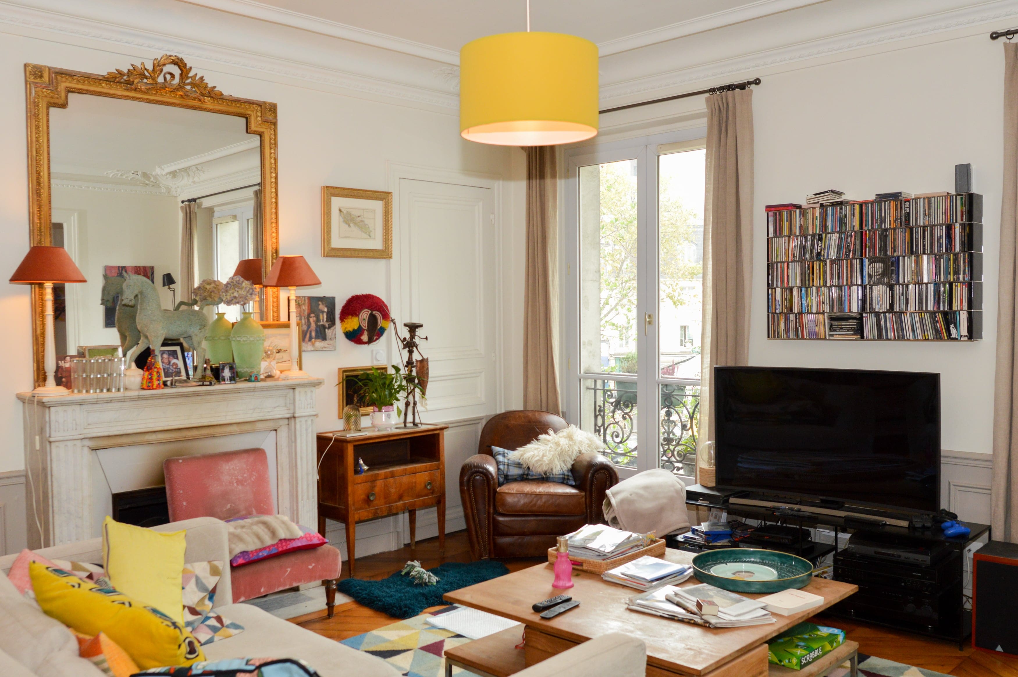 Un salon lumineux et spacieux.